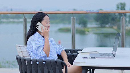 东方人像女孩工作接电话4K实拍