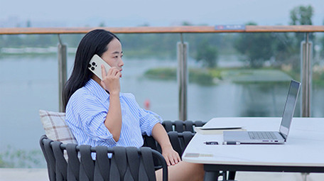 东方人像女孩工作接电话4K实拍