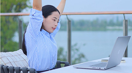 东方人像女孩户外认真工作实拍