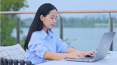 东方人像女孩户外认真工作实拍