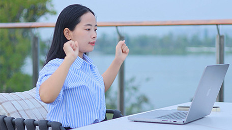 东方人像女孩户外认真工作实拍