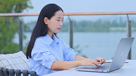 东方人像女孩户外认真工作实拍