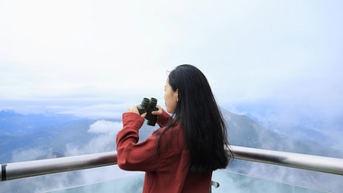 东方人像女孩望远镜看风景实拍