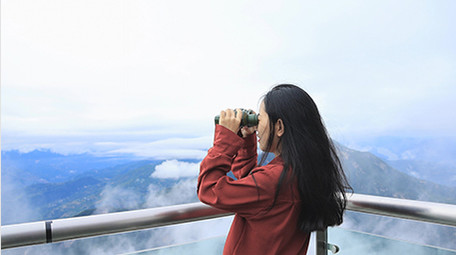 东方人像女孩望远镜看风景实拍