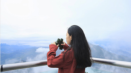 东方人像女孩望远镜看风景实拍
