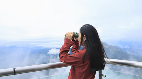 东方人像女孩望远镜看风景实拍