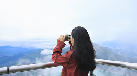 东方人像女孩望远镜看风景实拍