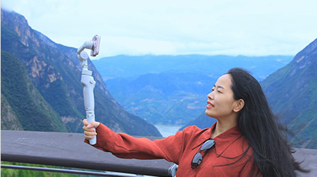 东方人像女孩户外自拍杆拍照实拍