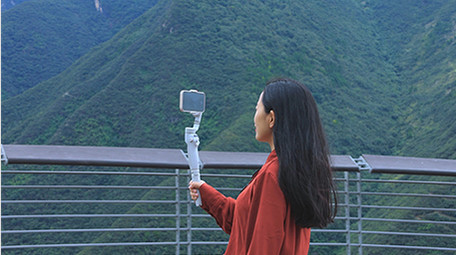 东方人像女孩户外自拍杆拍照实拍