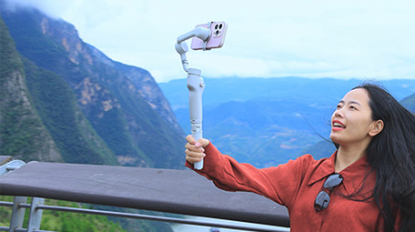 东方人像女孩户外自拍杆拍照实拍