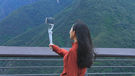 东方人像女孩户外自拍杆拍照实拍