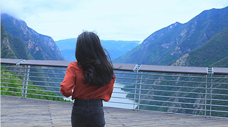 东方人像女孩户外看风景实拍视频