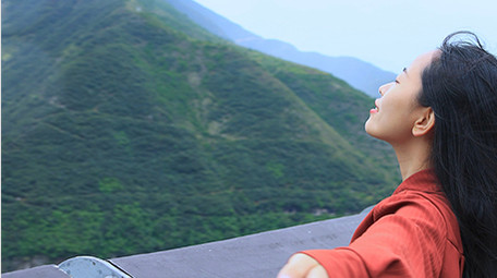 东方人像女孩户外看风景实拍视频