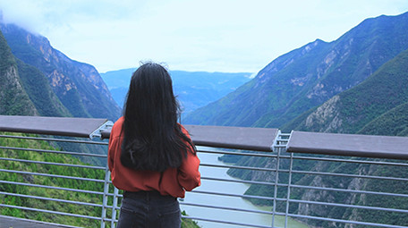 东方人像女孩户外看风景实拍视频