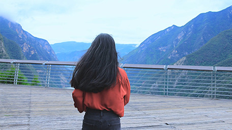 东方人像女孩户外看风景实拍视频