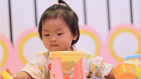 东方人像小孩游乐园玩玩具实拍