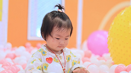 东方人像小孩游乐园玩玩具实拍