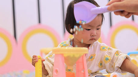 东方人像小孩游乐园玩玩具实拍