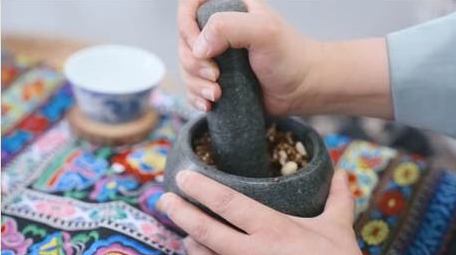 餐饮美食藏族居民手作酥油茶流程实拍