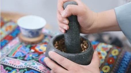 餐饮美食藏族居民手作酥油茶流程实拍