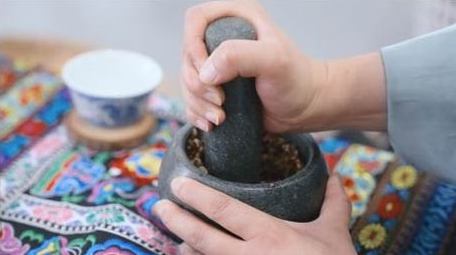 餐饮美食藏族居民手作酥油茶流程实拍