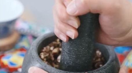 餐饮美食藏族居民手作酥油茶流程实拍