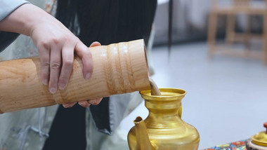 餐饮美食藏族居民手作酥油茶流程实拍