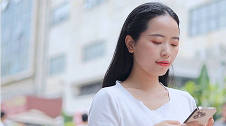 东方人像女孩走路玩手机4K实拍