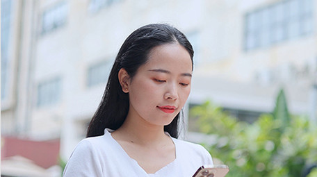 东方人像女孩走路玩手机4K实拍