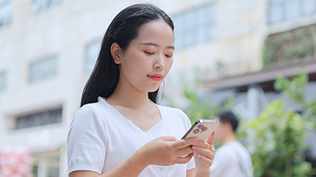 东方人像女孩走路玩手机4K实拍