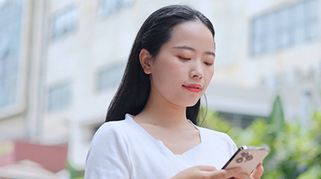 东方人像女孩走路玩手机4K实拍