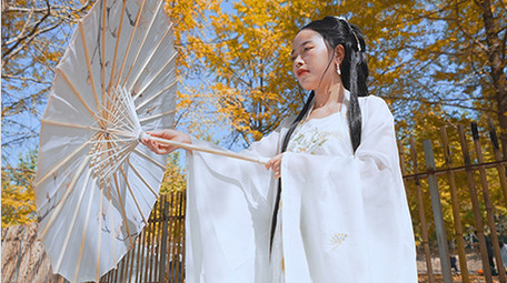 唯美汉服美女银杏树下撑伞实拍
