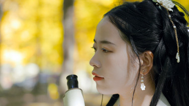 唯美汉服美女抬头仰望特写实拍