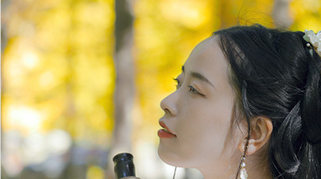 唯美汉服美女抬头仰望特写实拍