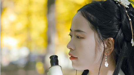 唯美汉服美女抬头仰望特写实拍