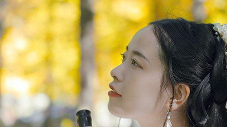 唯美汉服美女抬头仰望特写实拍