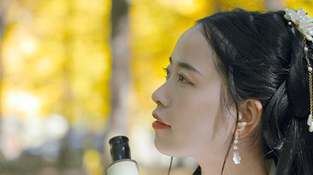 唯美汉服美女抬头仰望特写实拍