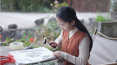 东方人像美女制作植物拓印实拍