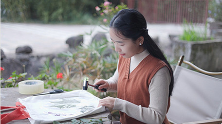 东方人像美女制作植物拓印实拍