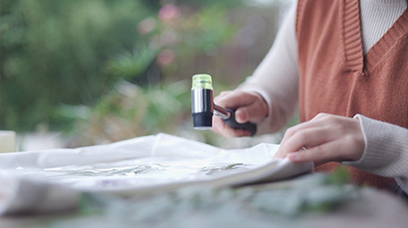 东方人像美女制作植物拓印实拍