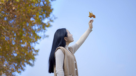 东方人像唯美女孩手拿枫叶实拍