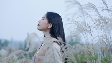 东方人像美女芦苇丛感受自然实拍