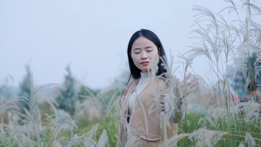 东方人像美女芦苇丛行走4K实拍