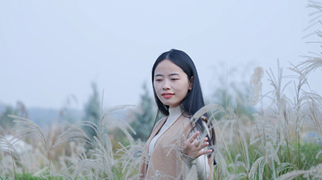 东方人像美女芦苇丛行走4K实拍