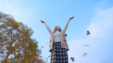 东方人像女孩跳跃挥洒枫叶实拍