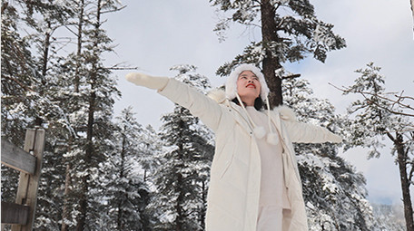 东方人像女孩感受下雪景象实拍