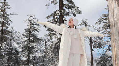 东方人像女孩感受下雪景象实拍