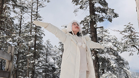东方人像女孩感受下雪景象实拍