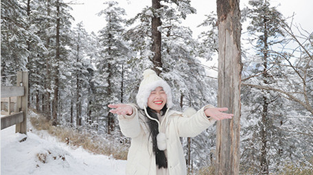 东方人像女孩雪地开心打雪仗实拍