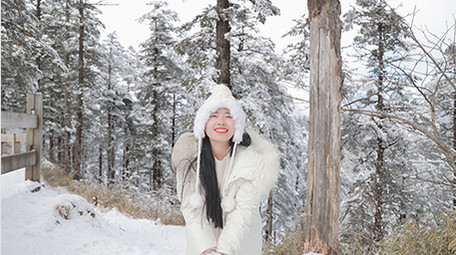 东方人像女孩雪地开心打雪仗实拍